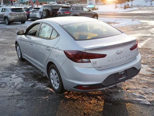2019 Hyundai ELANTRA SE