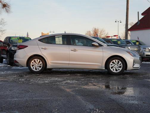 2019 Hyundai ELANTRA SE