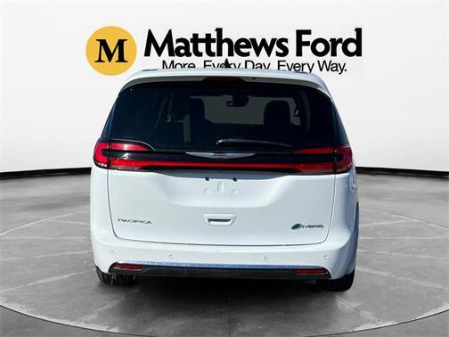 2024 Chrysler Pacifica Hybrid Select