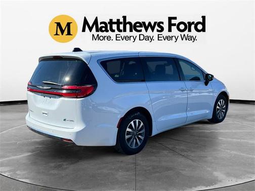 2024 Chrysler Pacifica Hybrid Select