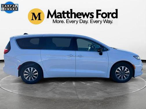 2024 Chrysler Pacifica Hybrid Select