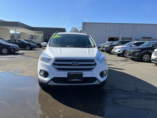 Oxford White 2018 Ford Escape SE