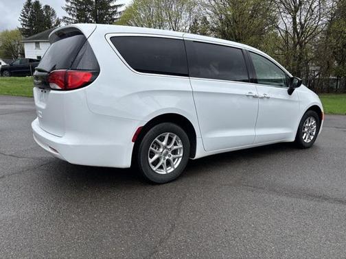 2024 Chrysler Voyager LX