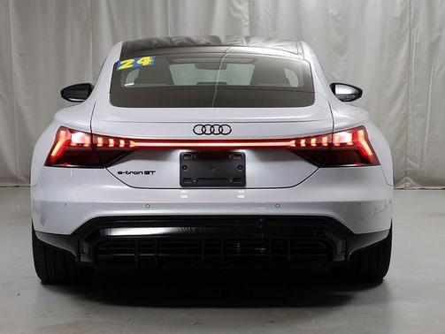Suzuka Gray Metallic 2024 Audi e-tron GT Prestige