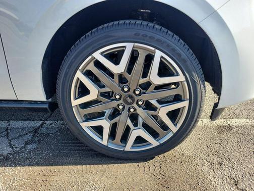 Star White 2026 Ford Expedition Max Platinum