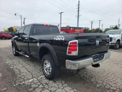 Brilliant Black Crystal Pearlcoat 2018 RAM 2500 Tradesman