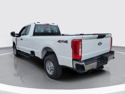 Oxford White 2027 Ford F-350 XL