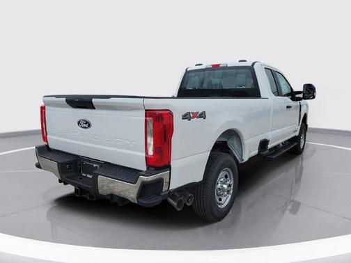 Oxford White 2027 Ford F-350 XL