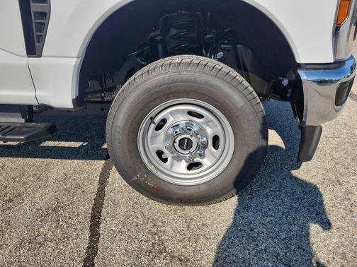 Oxford White 2027 Ford F-250 XL