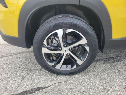 Nitro Yellow 2024 Chevrolet Trax 1RS