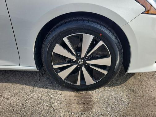 White 2022 Nissan Altima 2.5 SV