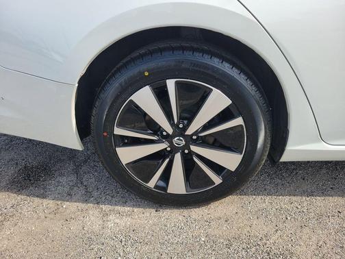 White 2022 Nissan Altima 2.5 SV