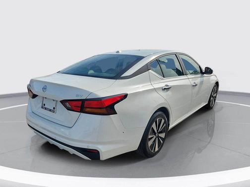 White 2022 Nissan Altima 2.5 SV