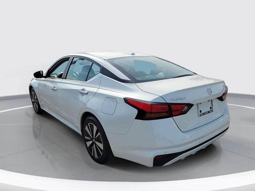 White 2022 Nissan Altima 2.5 SV