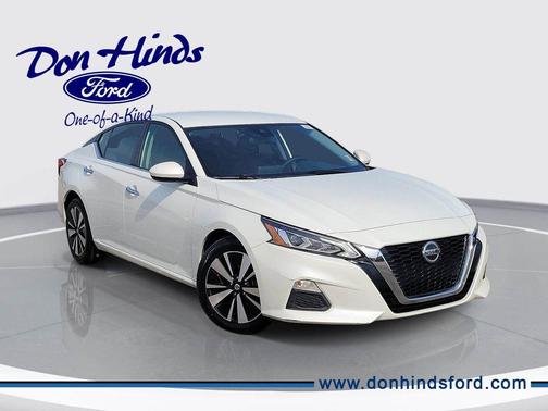 White 2022 Nissan Altima 2.5 SV