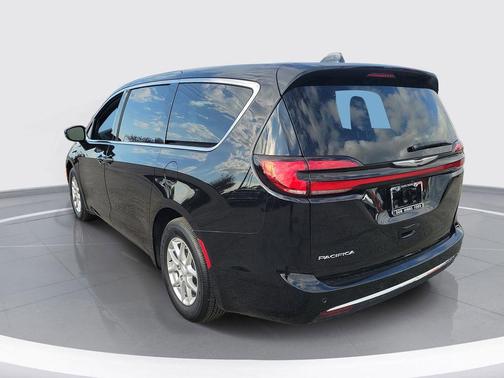Diamond Black 2025 Chrysler Pacifica Select