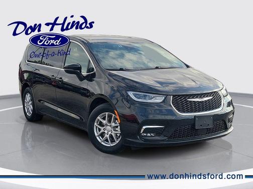 Diamond Black 2025 Chrysler Pacifica Select