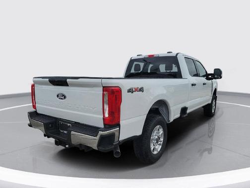 Oxford White 2027 Ford F-250 XLT