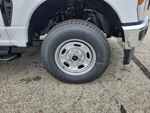 Oxford White 2027 Ford F-250 XL