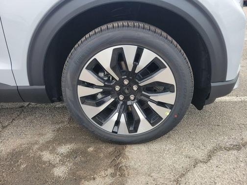 Space White Metallic 2026 Ford Explorer Platinum