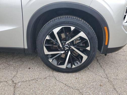 2023 Mitsubishi Outlander SE