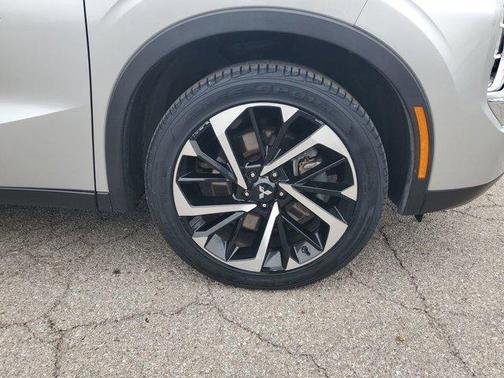 2023 Mitsubishi Outlander SE