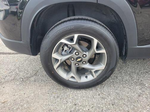 Mosaic Black Metallic 2025 Chevrolet Trax LT