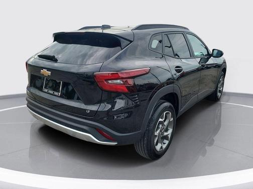 Mosaic Black Metallic 2025 Chevrolet Trax LT