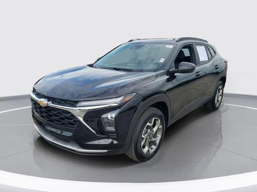 Mosaic Black Metallic 2025 Chevrolet Trax LT