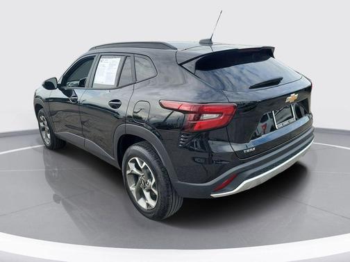 Mosaic Black Metallic 2025 Chevrolet Trax LT