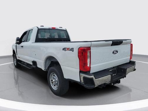 Oxford White 2027 Ford F-350 XL