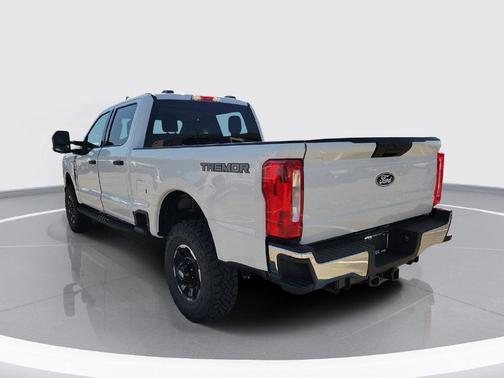 Oxford White 2027 Ford F-250 XLT