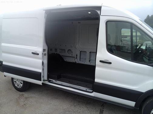 Oxford White 2026 Ford Transit-250 148 WB Medium Roof Cargo