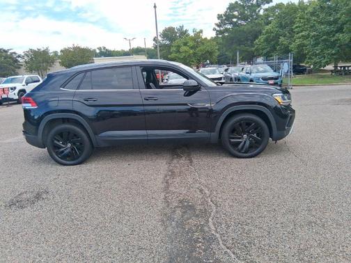 Deep Black Pearl Effect 2023 Volkswagen Atlas Cross Sport 3.6L V6 SE w/Technology