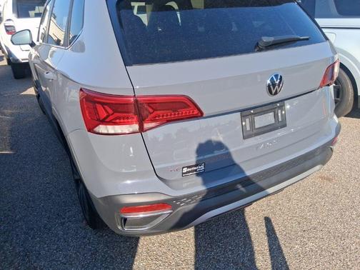 Pure Gray 2023 Volkswagen Taos 1.5T SE