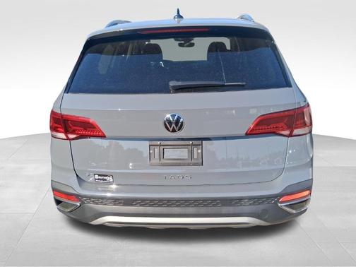 Pure Gray 2023 Volkswagen Taos 1.5T SE