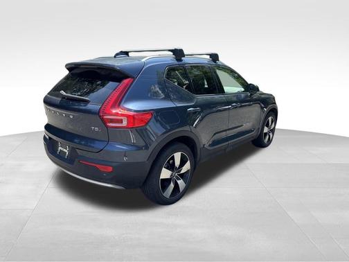 2021 Volvo XC40 T5 Momentum