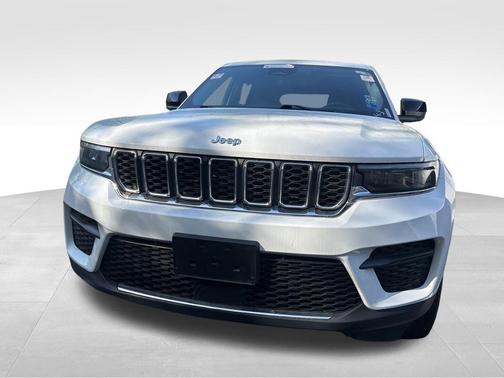 Bright White Clearcoat 2023 Jeep Grand Cherokee Laredo