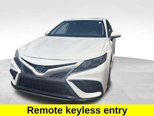 2022 Toyota Camry Hybrid SE
