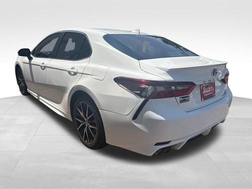 2022 Toyota Camry Hybrid SE