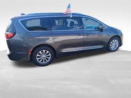 Granite Crystal Clearcoat Metallic 2018 Chrysler Pacifica Touring-L