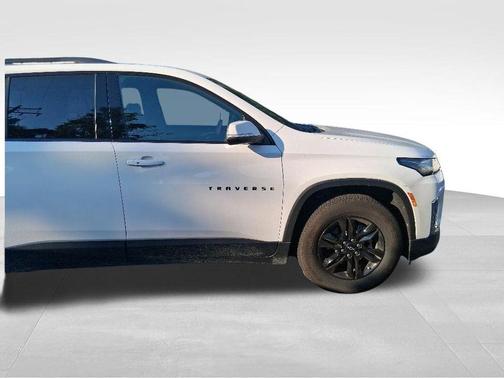 Summit White 2022 Chevrolet Traverse LT Cloth