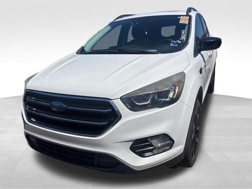 Oxford White 2017 Ford Escape SE