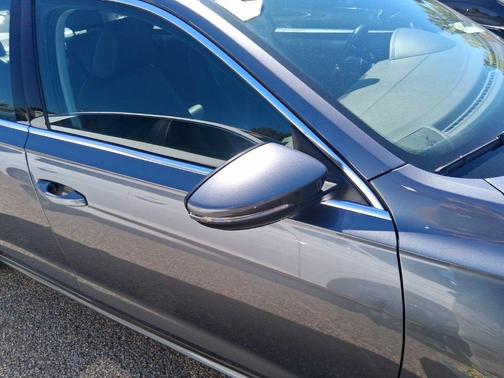 Platinum Gray Metallic 2022 Volkswagen Passat 2.0T SE