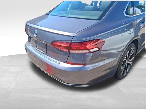 Platinum Gray Metallic 2022 Volkswagen Passat 2.0T SE
