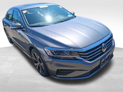 Platinum Gray Metallic 2022 Volkswagen Passat 2.0T SE