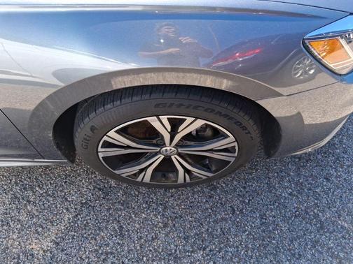 Platinum Gray Metallic 2022 Volkswagen Passat 2.0T SE
