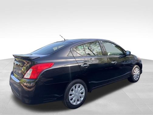 Super Black Metallic 2019 Nissan Versa 1.6 SV