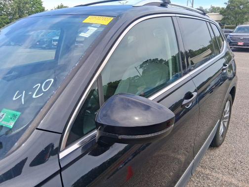 Deep Black Pearl Effect 2021 Volkswagen Tiguan 2.0T SEL