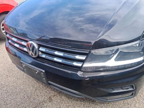 Deep Black Pearl Effect 2021 Volkswagen Tiguan 2.0T SEL